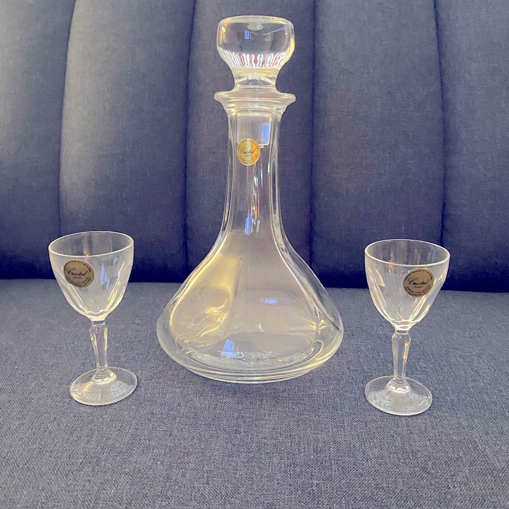 Gorgeous brand new crystal decanter with 2 sherry glasses (BB)